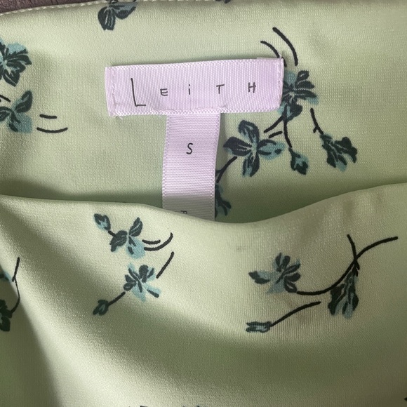 Sherbet Green top with blue floral details - Picture 3 of 3
